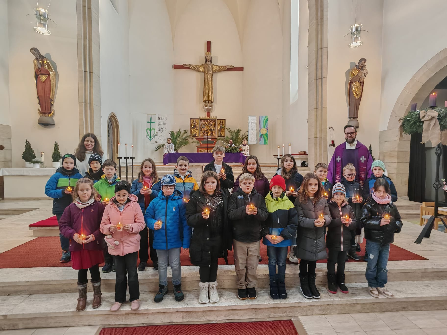 Erstkommunionkinder im Gottesdienst zum 1. Advent vorgestellt