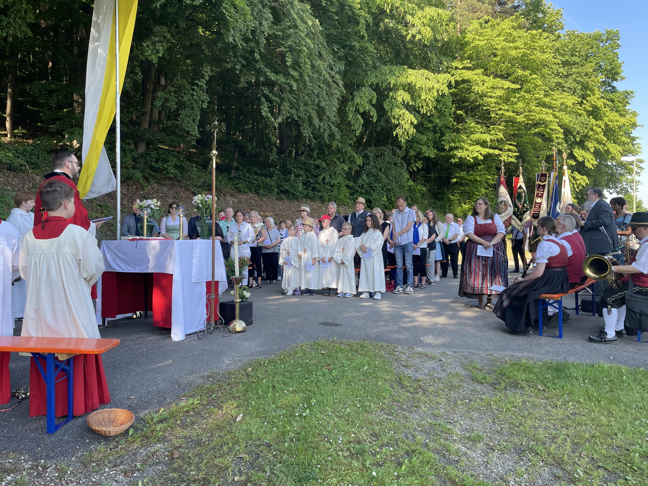 Eucharistische Flurprozession in Saltendorf – Gemeinschaft, Glaube und Zusammenhalt