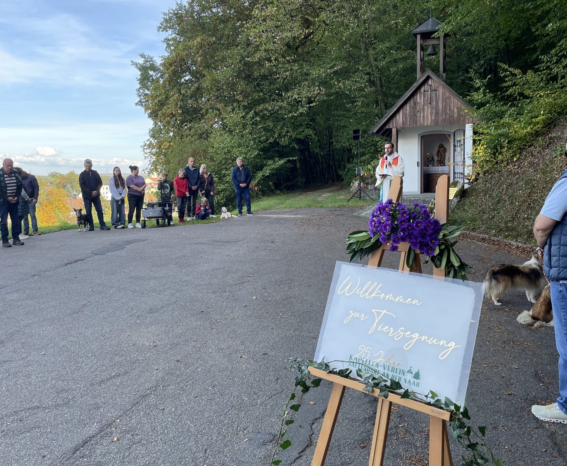Tiersegnung an der Franziskuskapelle – Bello, Mietz und Co. unter dem Segen des heiligen Franz